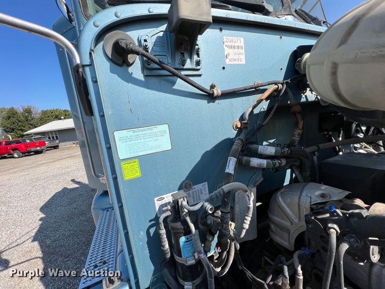 image for item IA9153 2014 Peterbilt 386  semi truck