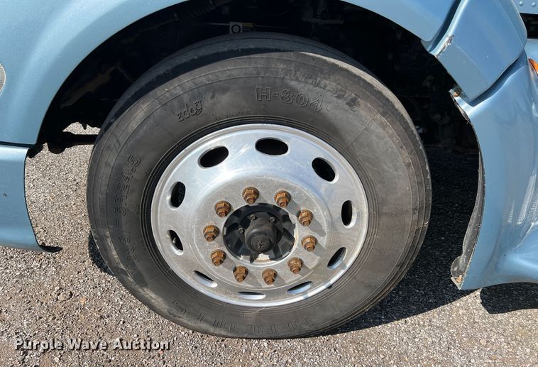 image for item IA9153 2014 Peterbilt 386  semi truck