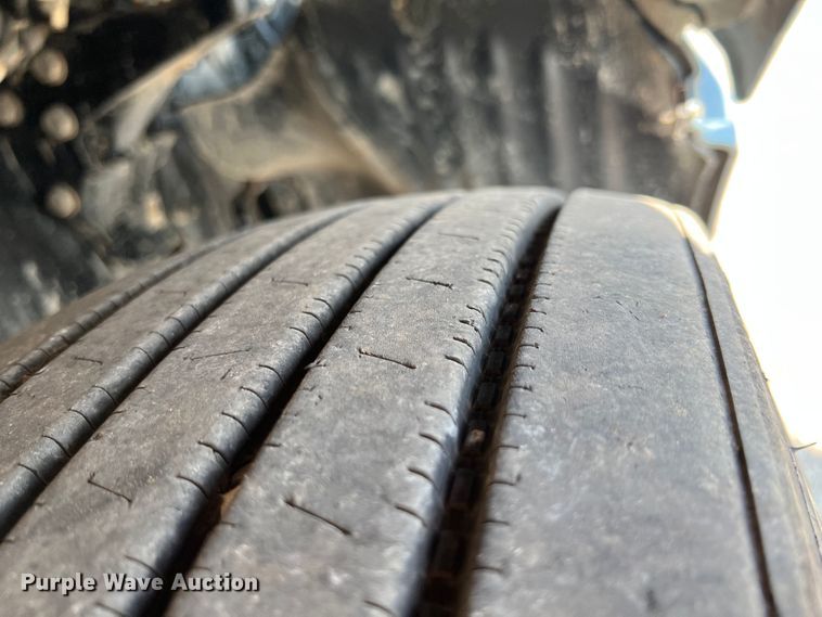 image for item IA9153 2014 Peterbilt 386  semi truck