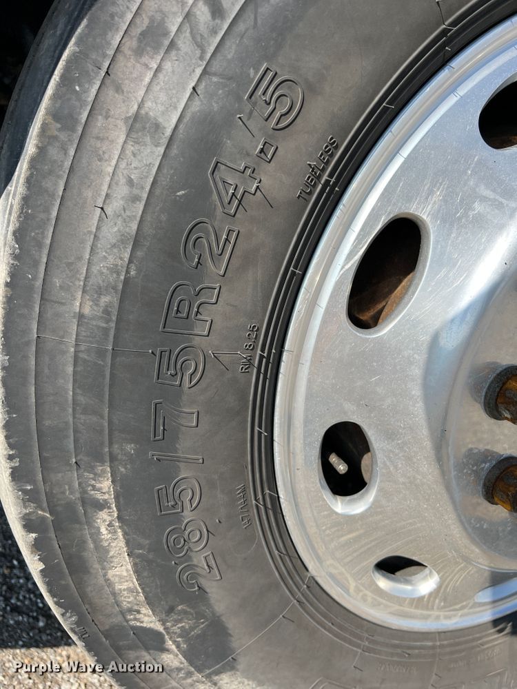 image for item IA9153 2014 Peterbilt 386  semi truck