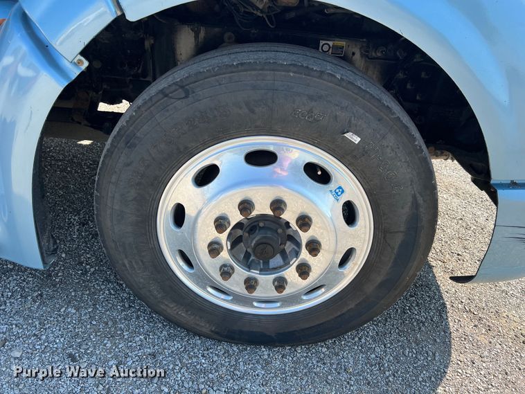 image for item IA9153 2014 Peterbilt 386  semi truck