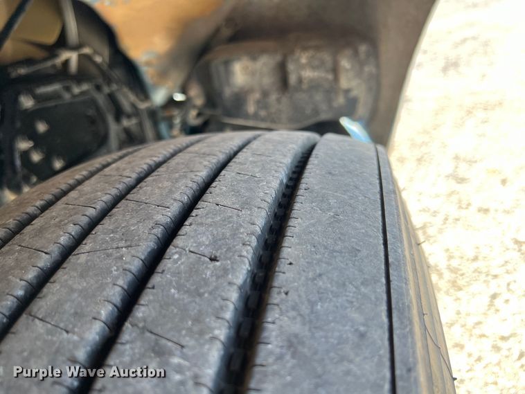 image for item IA9153 2014 Peterbilt 386  semi truck