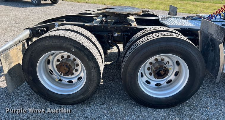 image for item IA9153 2014 Peterbilt 386  semi truck