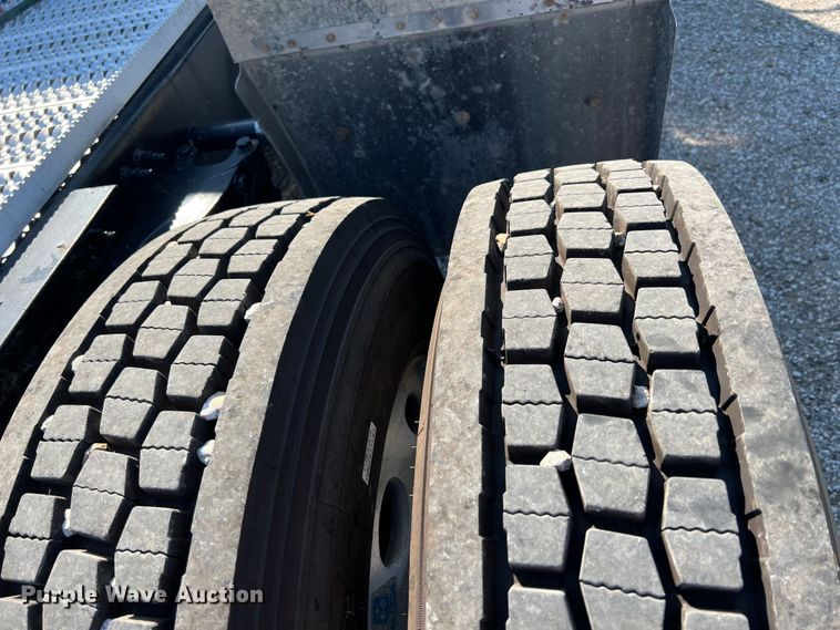 image for item IA9153 2014 Peterbilt 386  semi truck