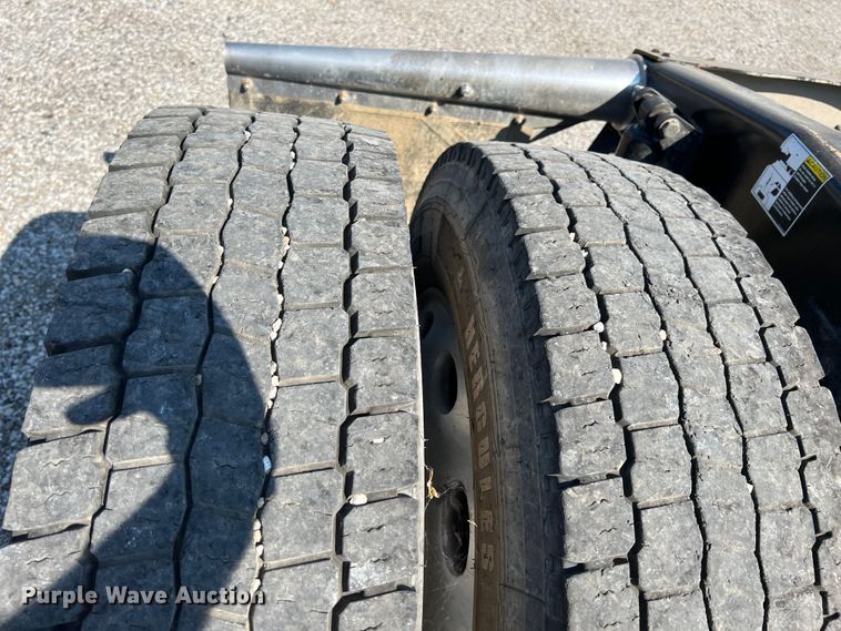 image for item IA9153 2014 Peterbilt 386  semi truck