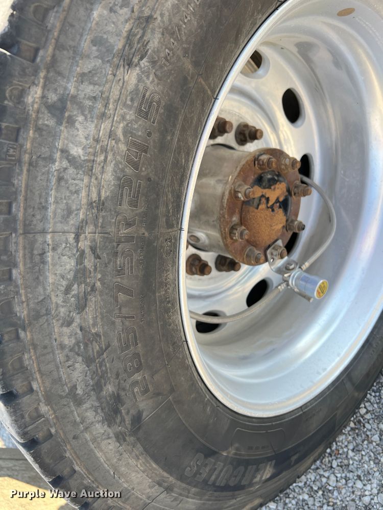 image for item IA9153 2014 Peterbilt 386  semi truck