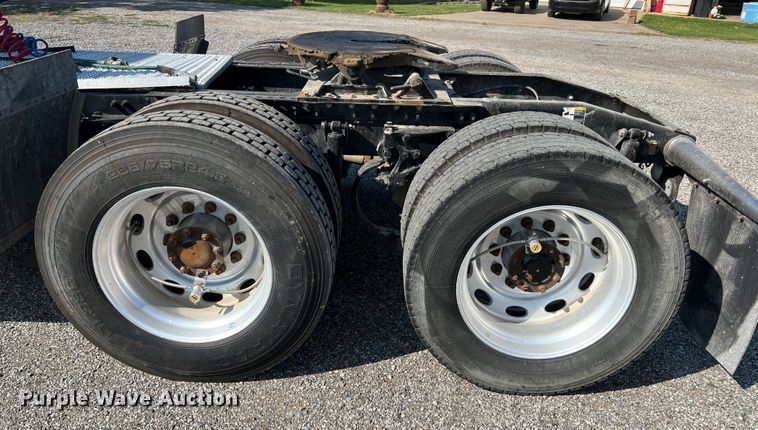 image for item IA9153 2014 Peterbilt 386  semi truck