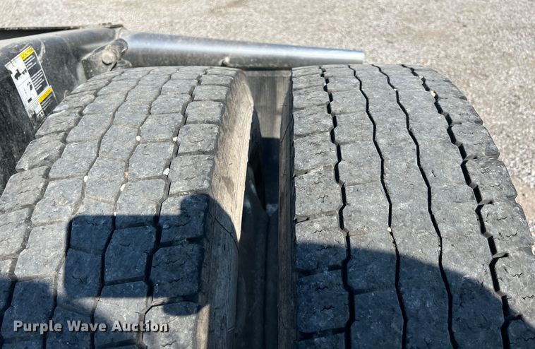 image for item IA9153 2014 Peterbilt 386  semi truck