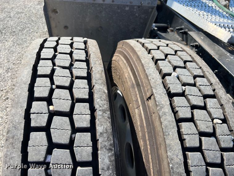 image for item IA9153 2014 Peterbilt 386  semi truck