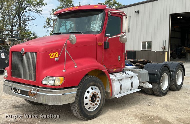 image for item IA9164 2001 International 9200i  semi truck