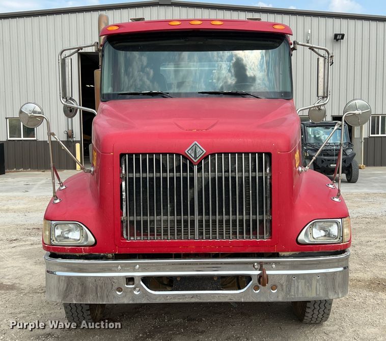 image for item IA9164 2001 International 9200i  semi truck