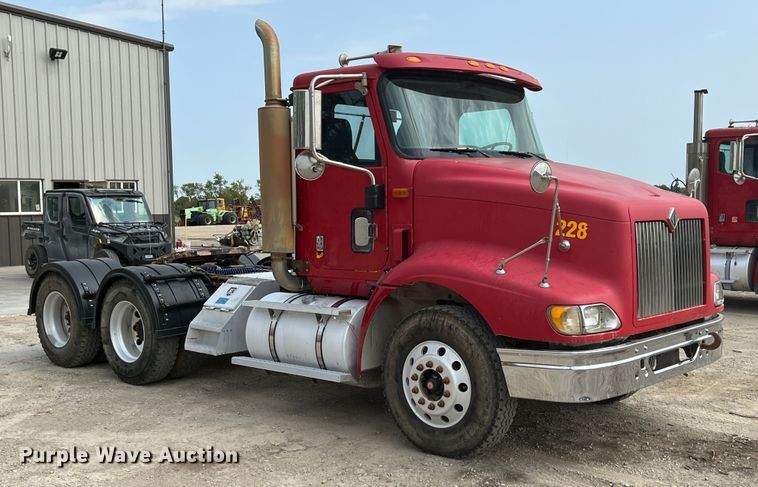 image for item IA9164 2001 International 9200i  semi truck