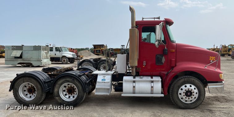 image for item IA9164 2001 International 9200i  semi truck