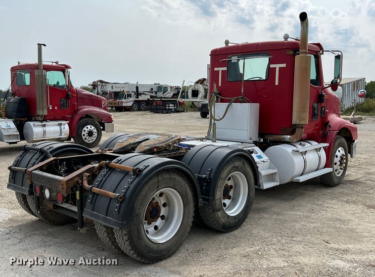 image for item IA9164 2001 International 9200i  semi truck