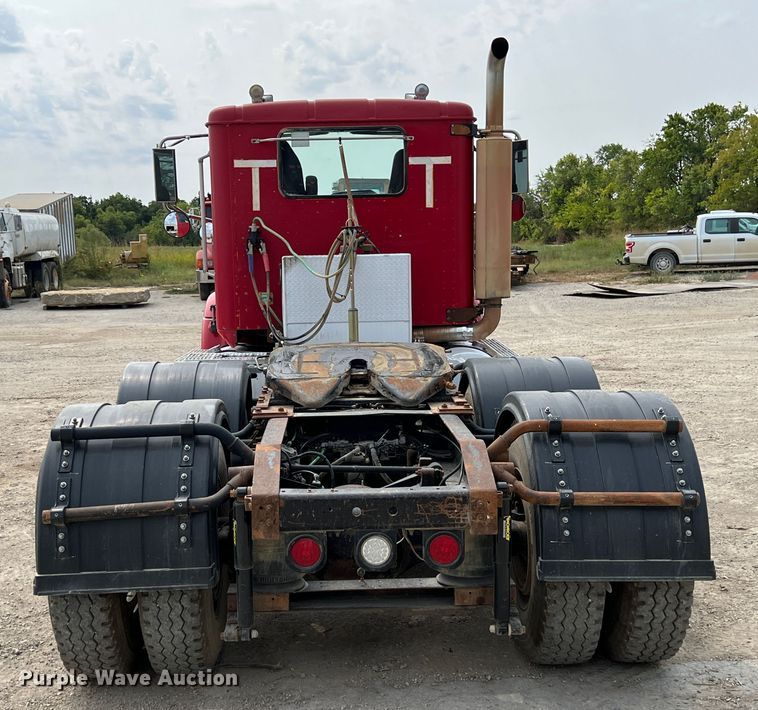 image for item IA9164 2001 International 9200i  semi truck