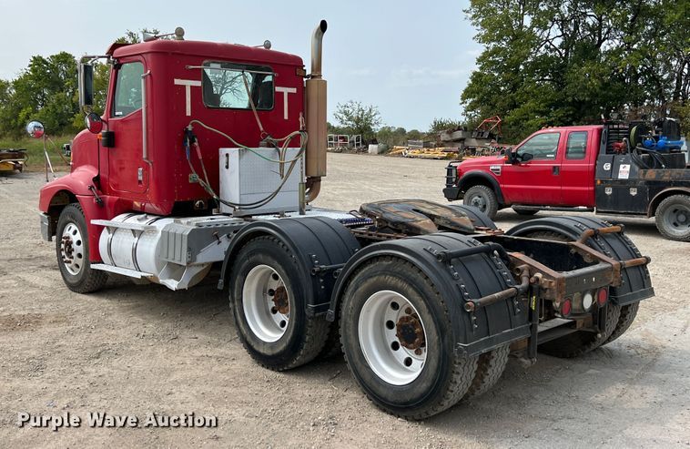 image for item IA9164 2001 International 9200i  semi truck