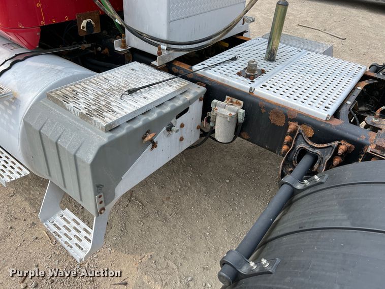 image for item IA9164 2001 International 9200i  semi truck