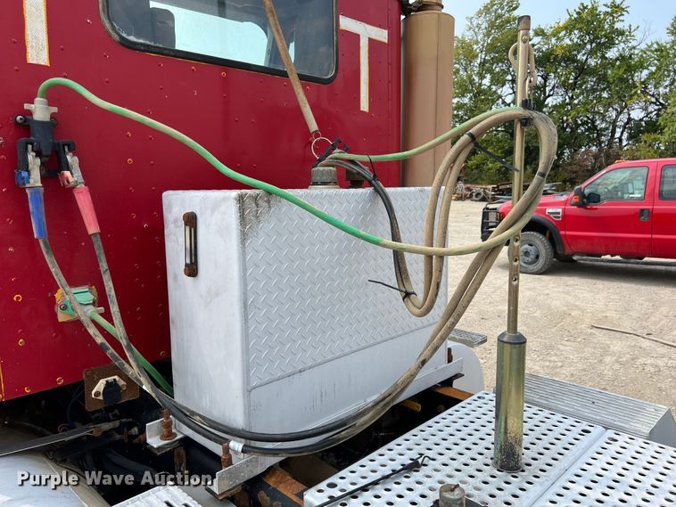 image for item IA9164 2001 International 9200i  semi truck