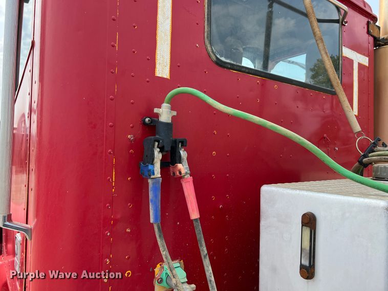 image for item IA9164 2001 International 9200i  semi truck