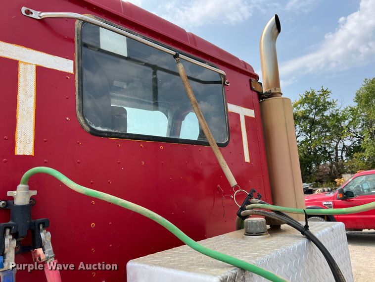 image for item IA9164 2001 International 9200i  semi truck