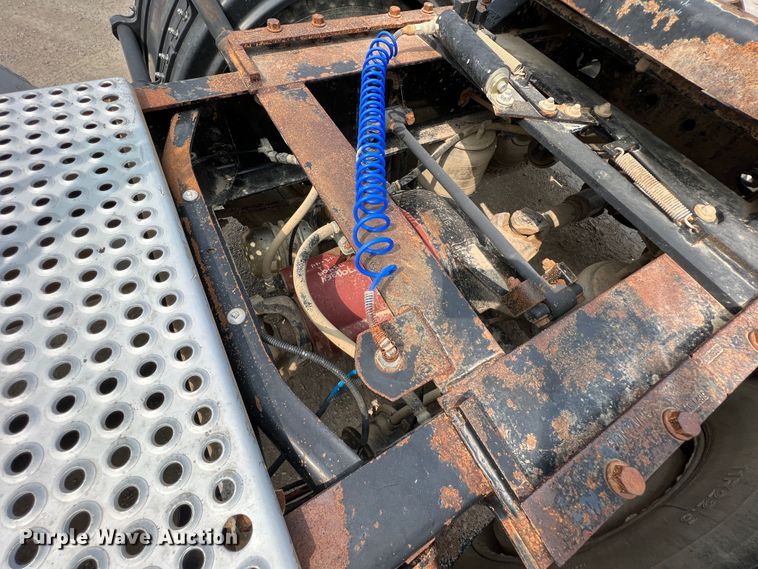 image for item IA9164 2001 International 9200i  semi truck