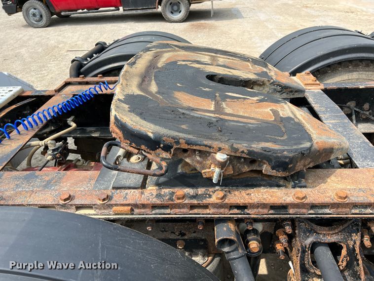 image for item IA9164 2001 International 9200i  semi truck