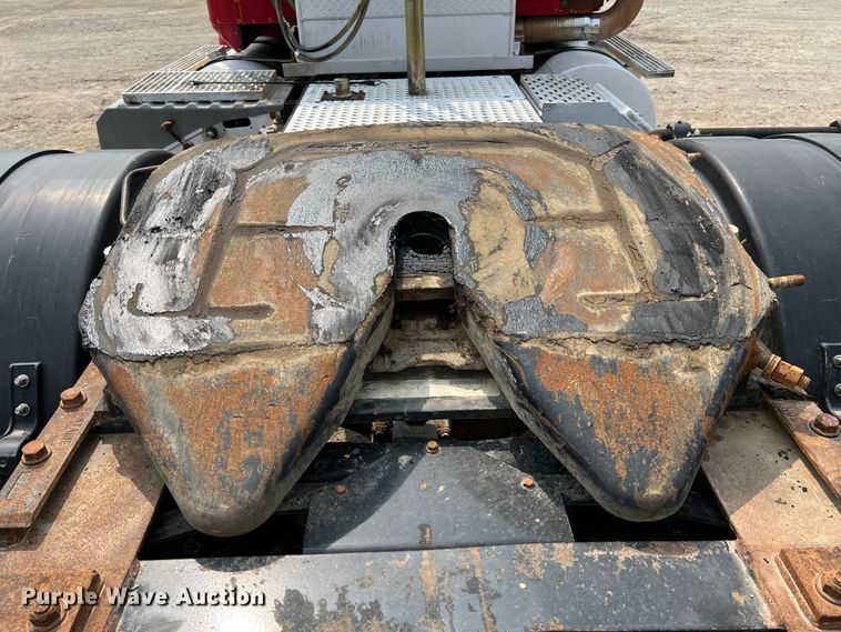 image for item IA9164 2001 International 9200i  semi truck