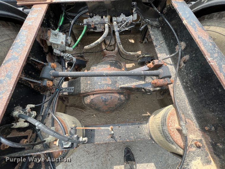 image for item IA9164 2001 International 9200i  semi truck