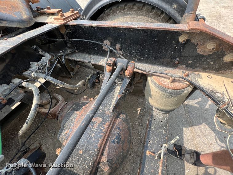 image for item IA9164 2001 International 9200i  semi truck