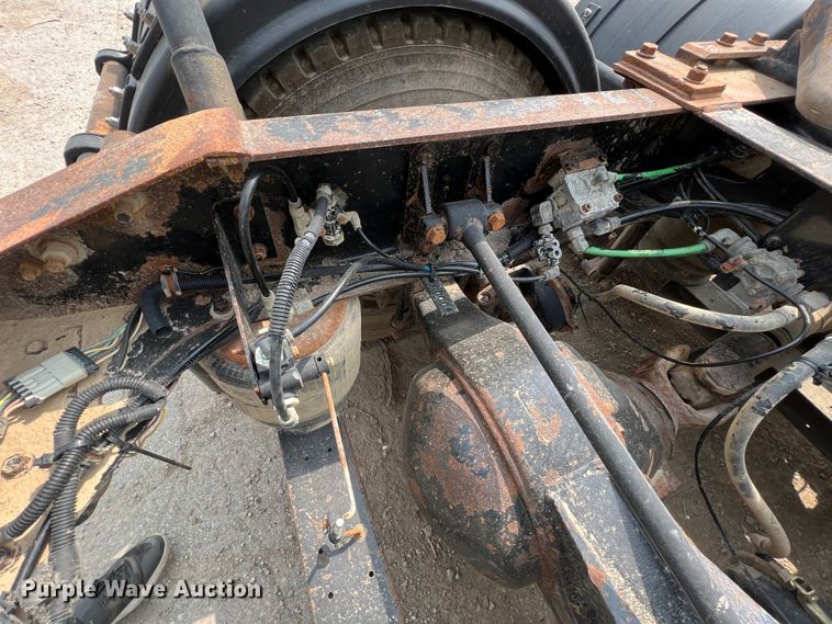 image for item IA9164 2001 International 9200i  semi truck