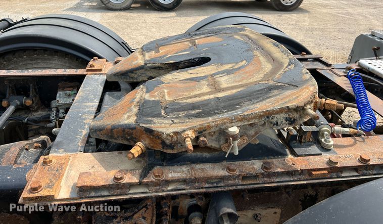 image for item IA9164 2001 International 9200i  semi truck