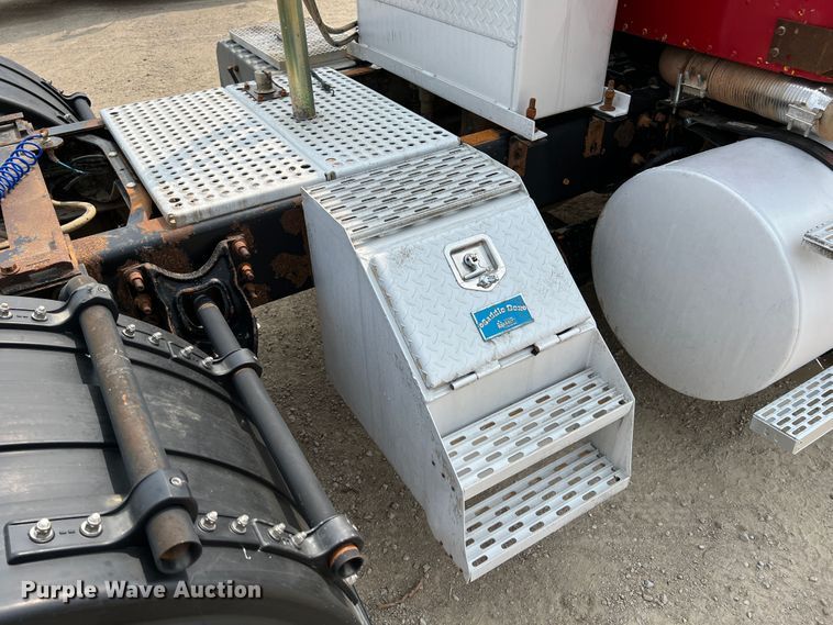 image for item IA9164 2001 International 9200i  semi truck