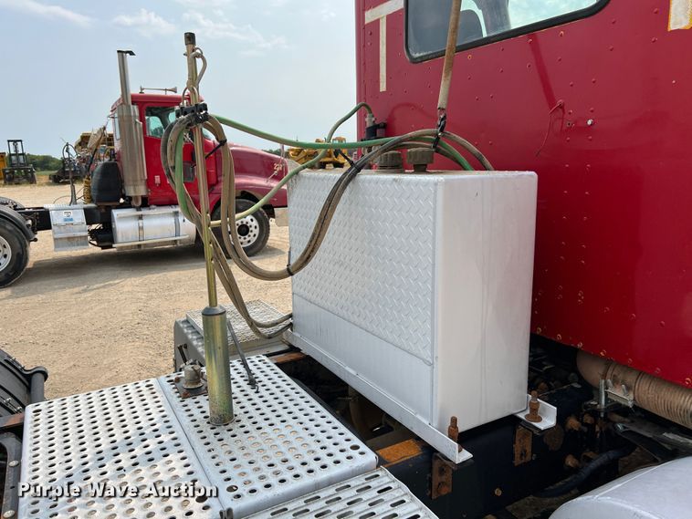 image for item IA9164 2001 International 9200i  semi truck