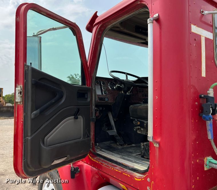 image for item IA9164 2001 International 9200i  semi truck