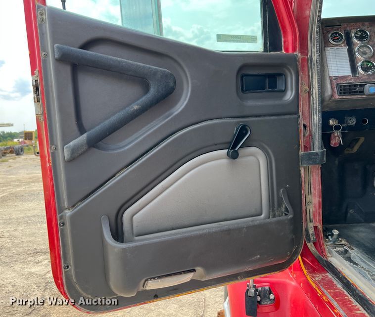 image for item IA9164 2001 International 9200i  semi truck