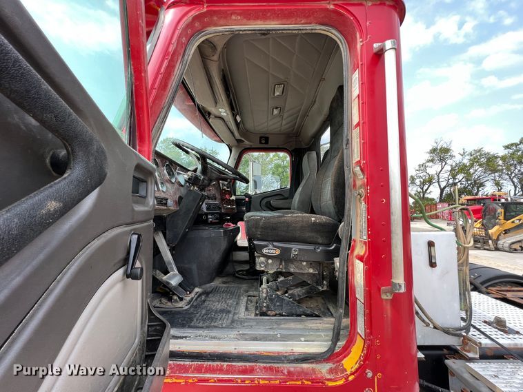 image for item IA9164 2001 International 9200i  semi truck