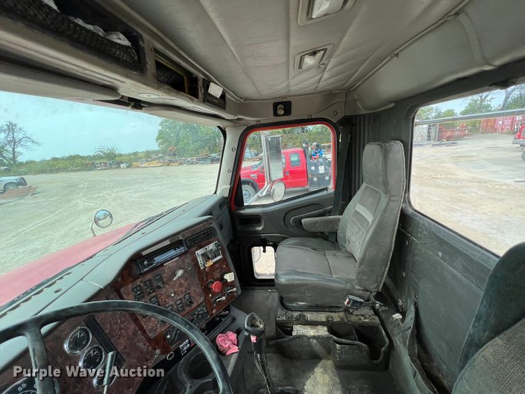 image for item IA9164 2001 International 9200i  semi truck