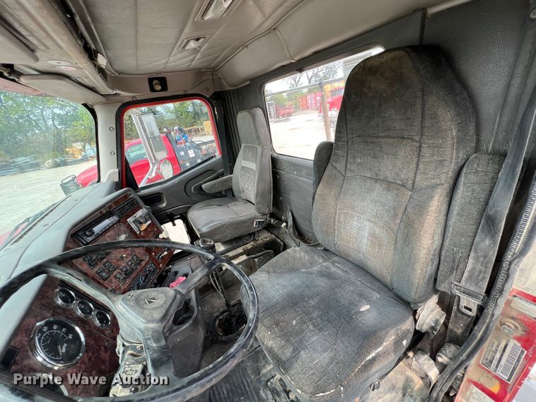 image for item IA9164 2001 International 9200i  semi truck