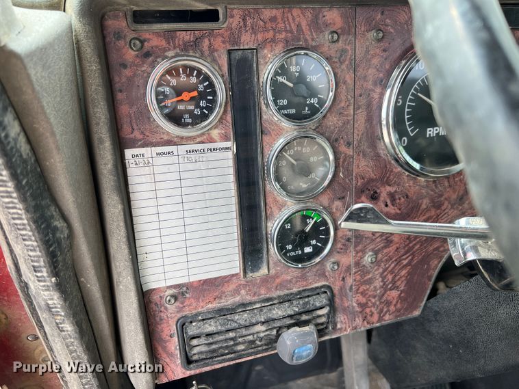 image for item IA9164 2001 International 9200i  semi truck