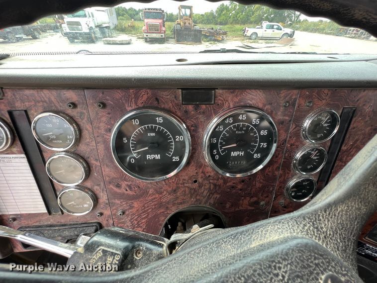 image for item IA9164 2001 International 9200i  semi truck