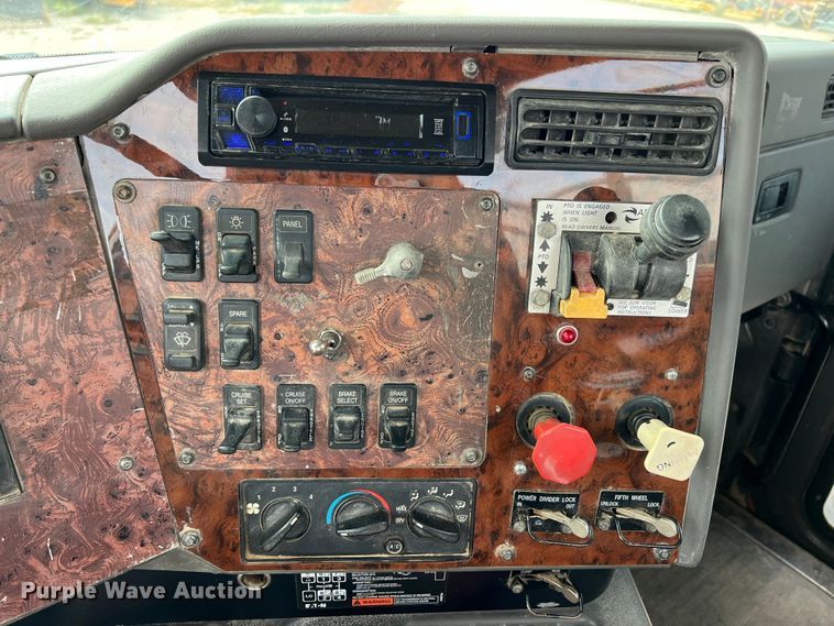 image for item IA9164 2001 International 9200i  semi truck