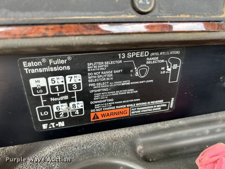 image for item IA9164 2001 International 9200i  semi truck