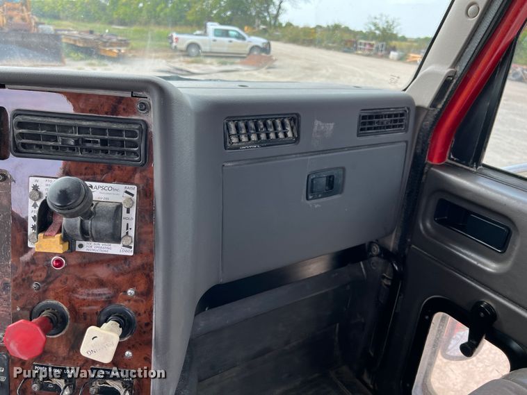 image for item IA9164 2001 International 9200i  semi truck