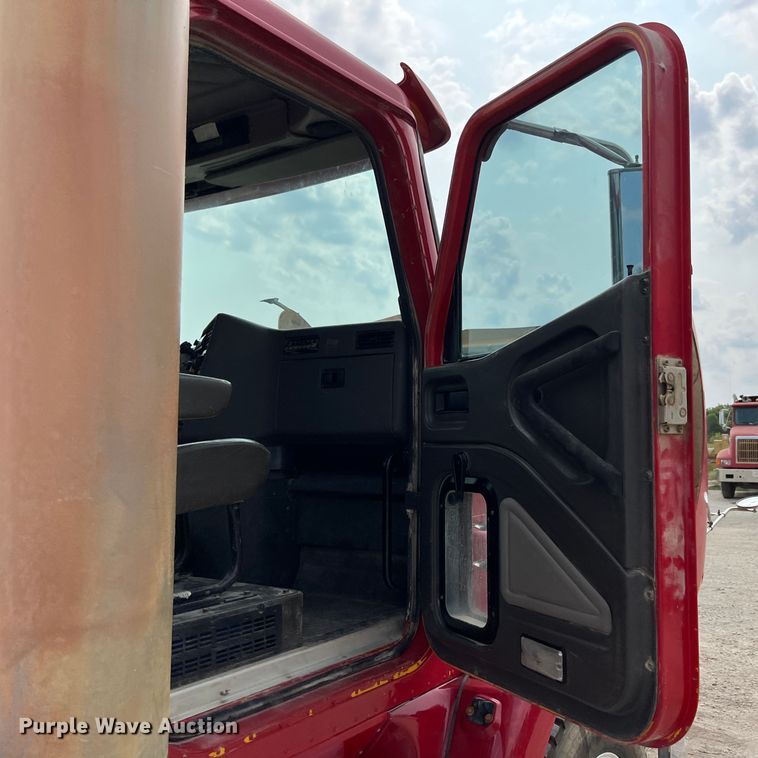 image for item IA9164 2001 International 9200i  semi truck