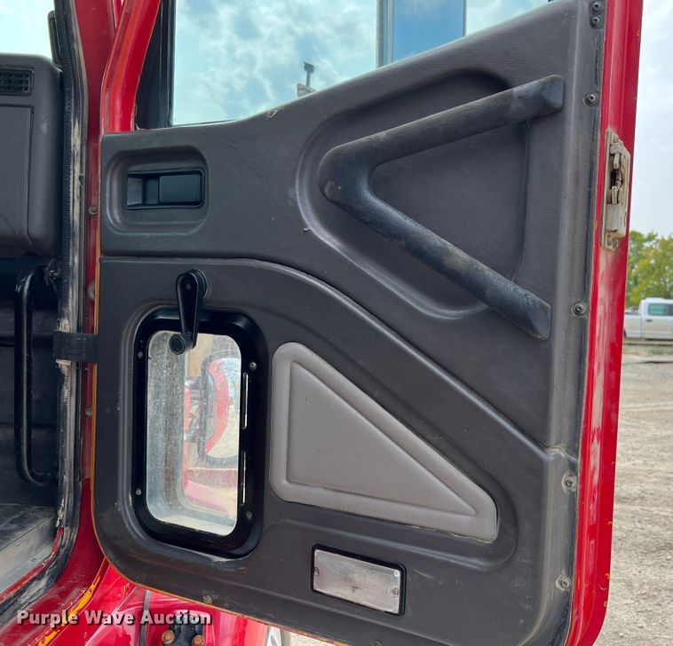 image for item IA9164 2001 International 9200i  semi truck