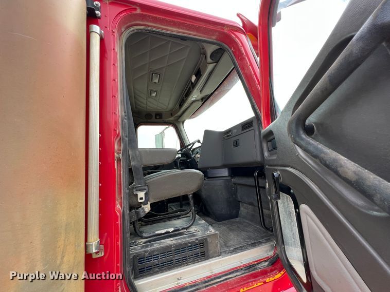 image for item IA9164 2001 International 9200i  semi truck