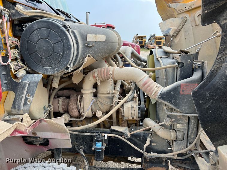 image for item IA9164 2001 International 9200i  semi truck