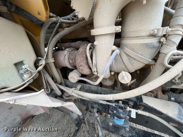 image for item IA9164 2001 International 9200i  semi truck