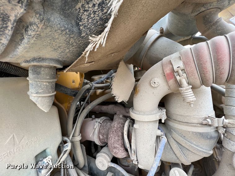 image for item IA9164 2001 International 9200i  semi truck