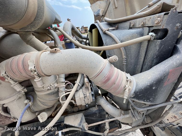 image for item IA9164 2001 International 9200i  semi truck